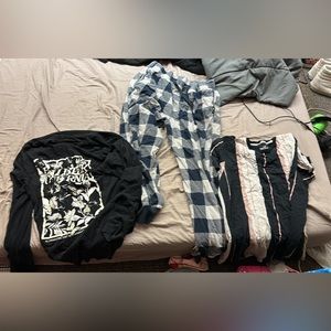 ON CHAIR HAS NEVER BEEN WORN Hollister has been worn long sleeve glows in dark